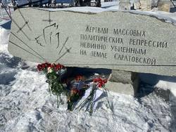 После смерти Навального саратовцы несут цветы к двум памятникам