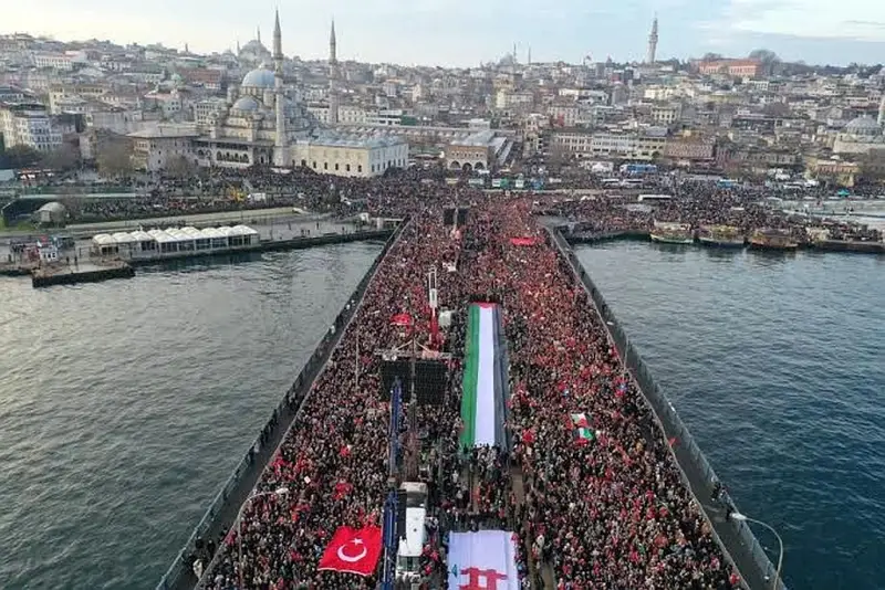 В Стамбуле в ходе первомайского шествия произошли стычки с полицией